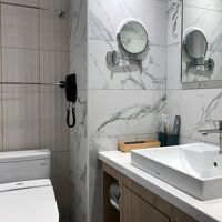 バスルーム、客室との間に段差は残るものの…