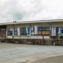 コンクリートの平屋建て駅舎