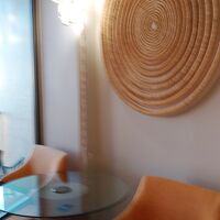 室内にはソファーとテーブル、椅子２脚あります。