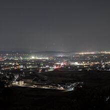 太郎坊宮駐車場から眺めた東近江の夜景。