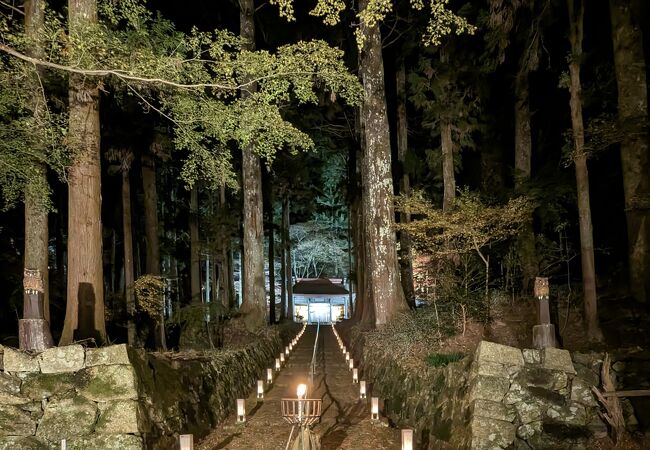 金勝山山中にある天台宗の寺院である。