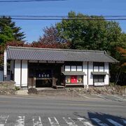 小暮茶寮、駐車問題なし、江戸時代の長屋門を移設したおそば屋さん