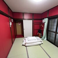 壁紙のレッドが記憶に残る宿。