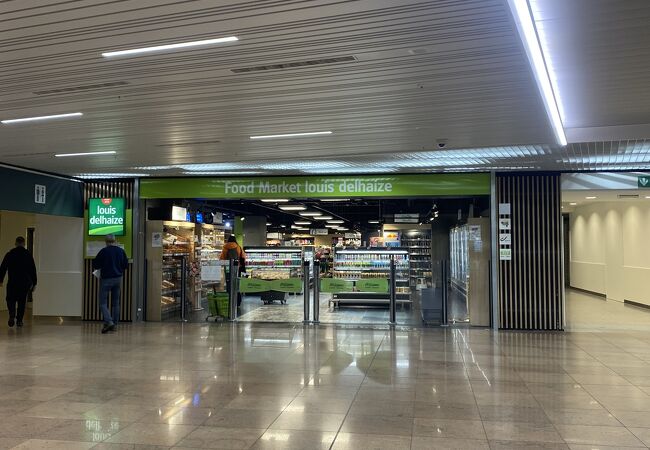 空港内のスーパーマーケット