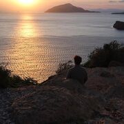 ギリシア神話のアイゲウスという人物が身を投じた岬。海に沈む夕日が有名です。