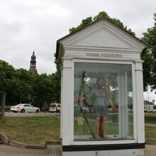 「クリストファーの像」の背後に見えるのが「11月11日通り」