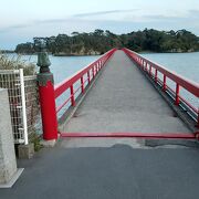 松島海岸東端の赤い橋