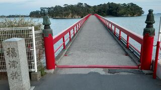 松島海岸東端の赤い橋