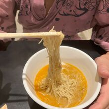 夜鳴き麺。台湾の細麺がおいしい！