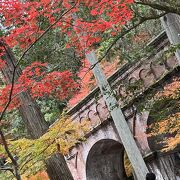 三門、水路閣、方丈、紅葉と石庭が美しい。