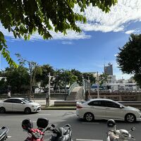 ホテル前からフアラムポーン駅を望む