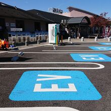 EV充電ステーションに屋根が無いのが残念。冬場や雨は辛い･･