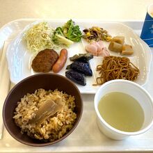 鶏飯と多種類のおかずが美味だった無料モーニング。