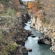 川の流れと紅葉が綺麗