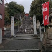 石段の上のおしゃれな神社