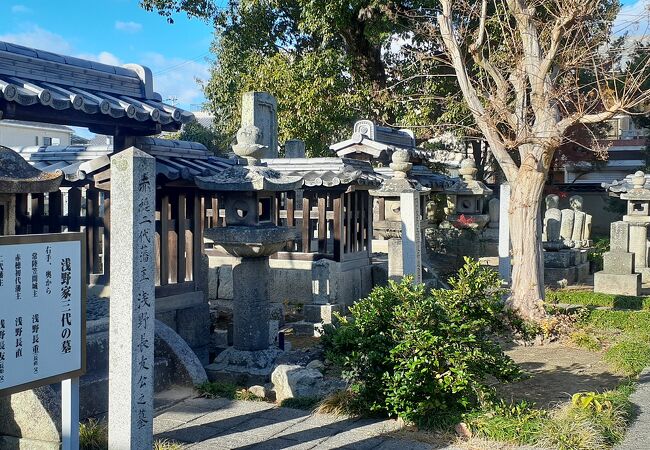 赤穂藩主浅野家の菩提寺・浅野家3代のお墓があります。