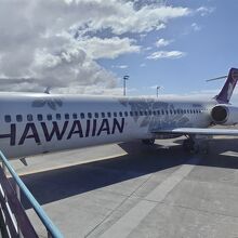 オアフ島へ出発時のハワイアン航空機