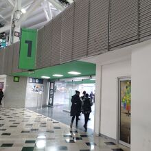 空港からメトロの駅へはこちら1番出口から