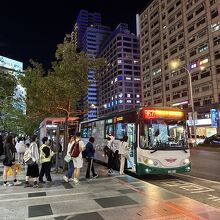 市政府駅前で