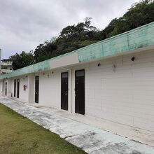 離島でよく見る平屋アパートタイプ。