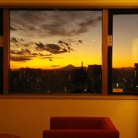 部屋からの眺望、日没後の富士山