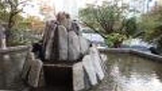 連翼亭の近くの生田川の河岸に素敵な彫刻がありました
