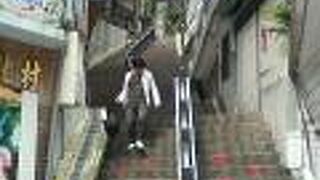 日本だと考えられないような急階段が当たり前に