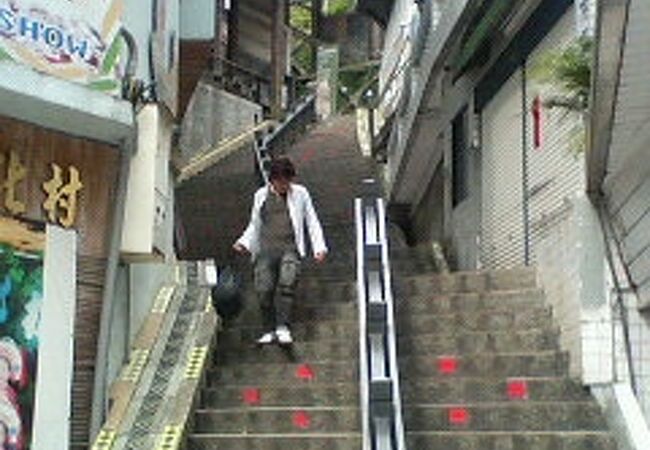 日本だと考えられないような急階段が当たり前に