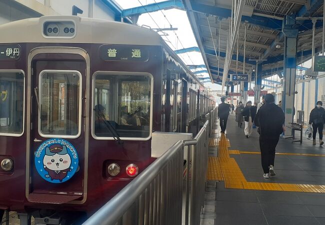 立派な駅ビル、駅前広場でした