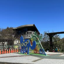 ロープウェイ駅前の広場