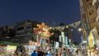 ローカルな雰囲気の夜市