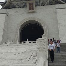 中国の古代 ・中世の城郭を思わせる記念堂、 でかい
