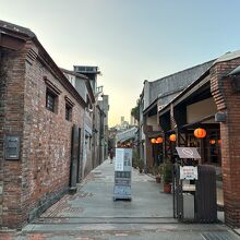 通りの両側に古い建物が並ぶ