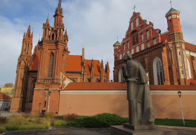 リトアニアとポーランドで知名度が高い詩人の像。