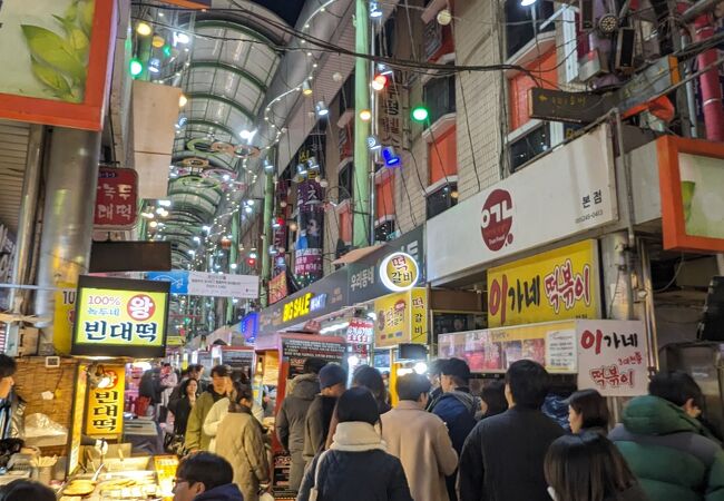 活気溢れるローカル民も観光客も