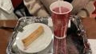 遅くまで開いているオープンエアのカフェ