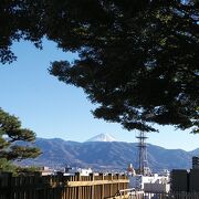 城内からは雪山の富士山に綺麗な紅葉もあり風光明媚ですね