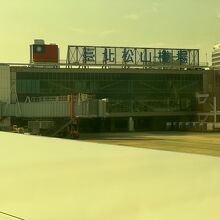機内から見た松山空港建物外観