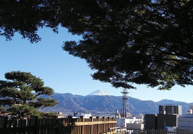 城内からは雪山の富士山に綺麗な紅葉もあり風光明媚ですね