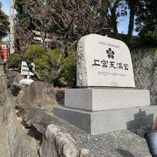 本殿の建物の一部は竹製です。