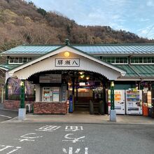 八瀬駅駅舎。キラキラしているのはクリスマスイルミネーション