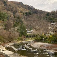 駅の近くの高野川。紅葉は終了してもドラマに出てくるような風景