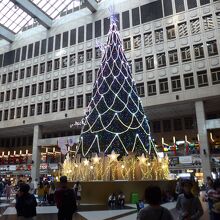 台北駅構内、大きな天井と広いスペースにクリスマスツリー