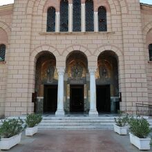 アギオス ディオニシオス教会の正面外観。新しく見えても…、