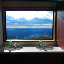 山頂駅近くのトイレは絶景