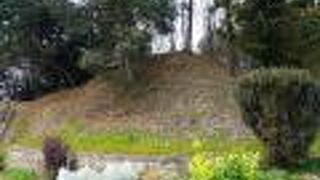 大君は神にしませば天雲の雷の上に庵りせるかも