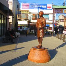 柴又駅前の見送るさくら像