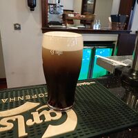 ビールは離れたバーカウンターまで買いに行きます