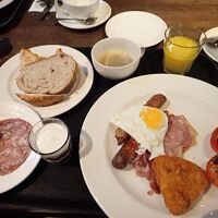 朝食はこんな感じ。まずくはないけどバラエティが今一つ