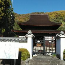 美しい屋根の仏殿